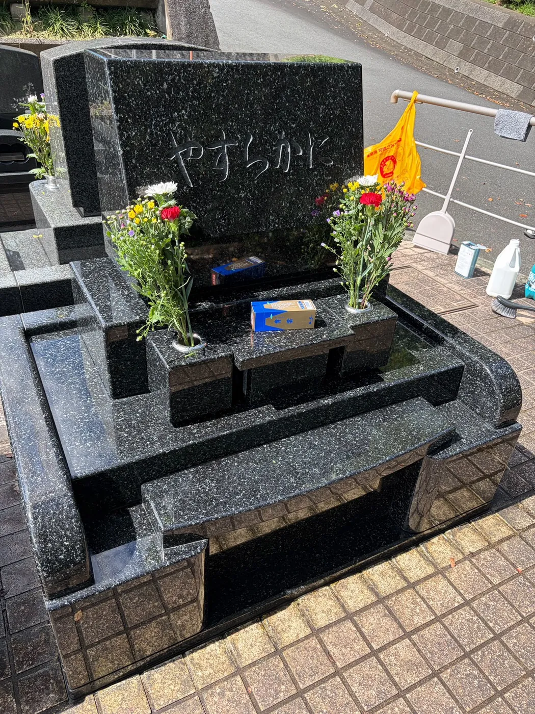 清掃と献花を終えたお墓
