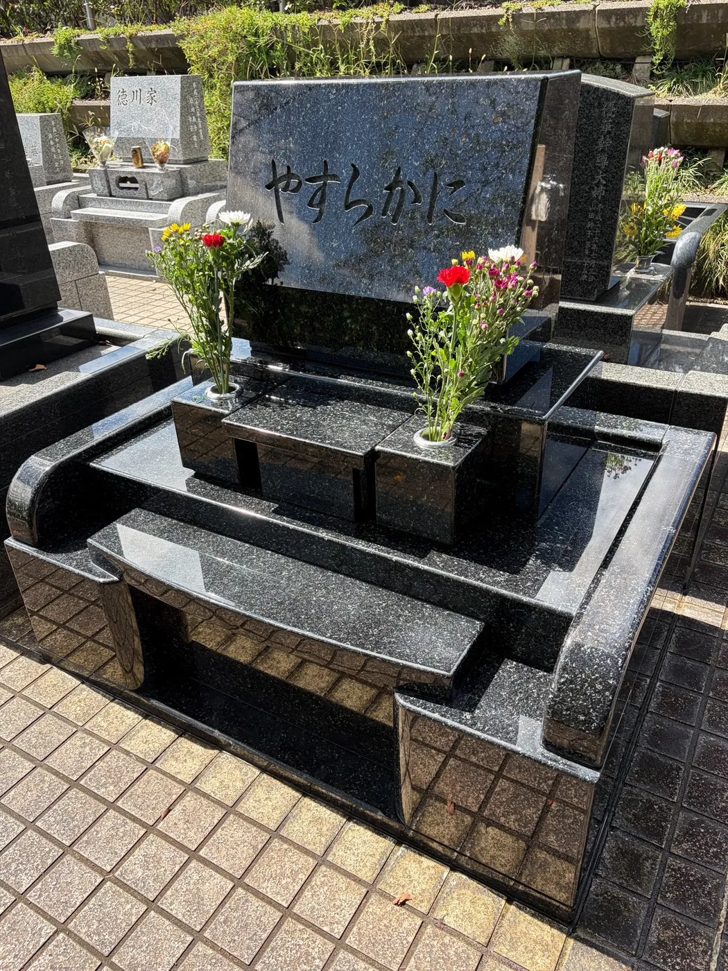 花を供え、整えたお墓