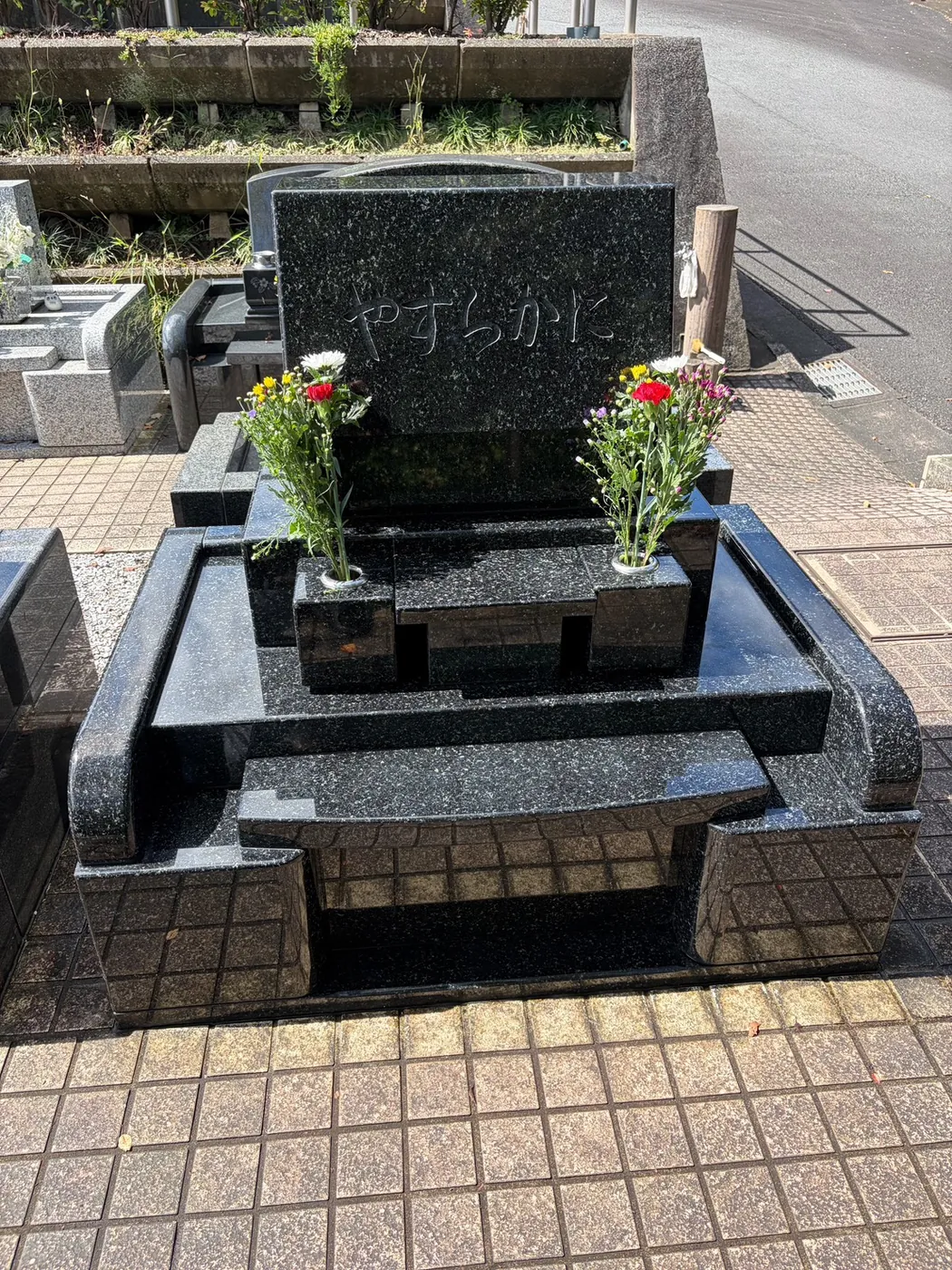 花を供え終えた墓前
