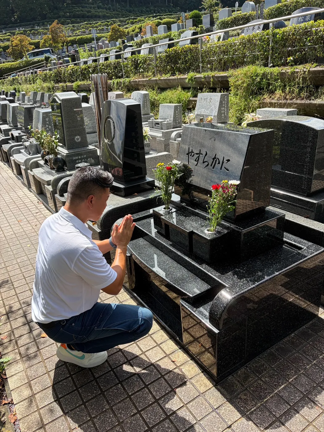 ご家族に代わって墓前で合掌する様子